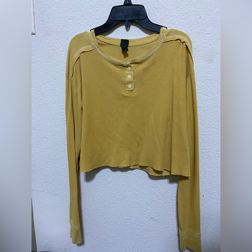 Women’s medium long sleeved crop top